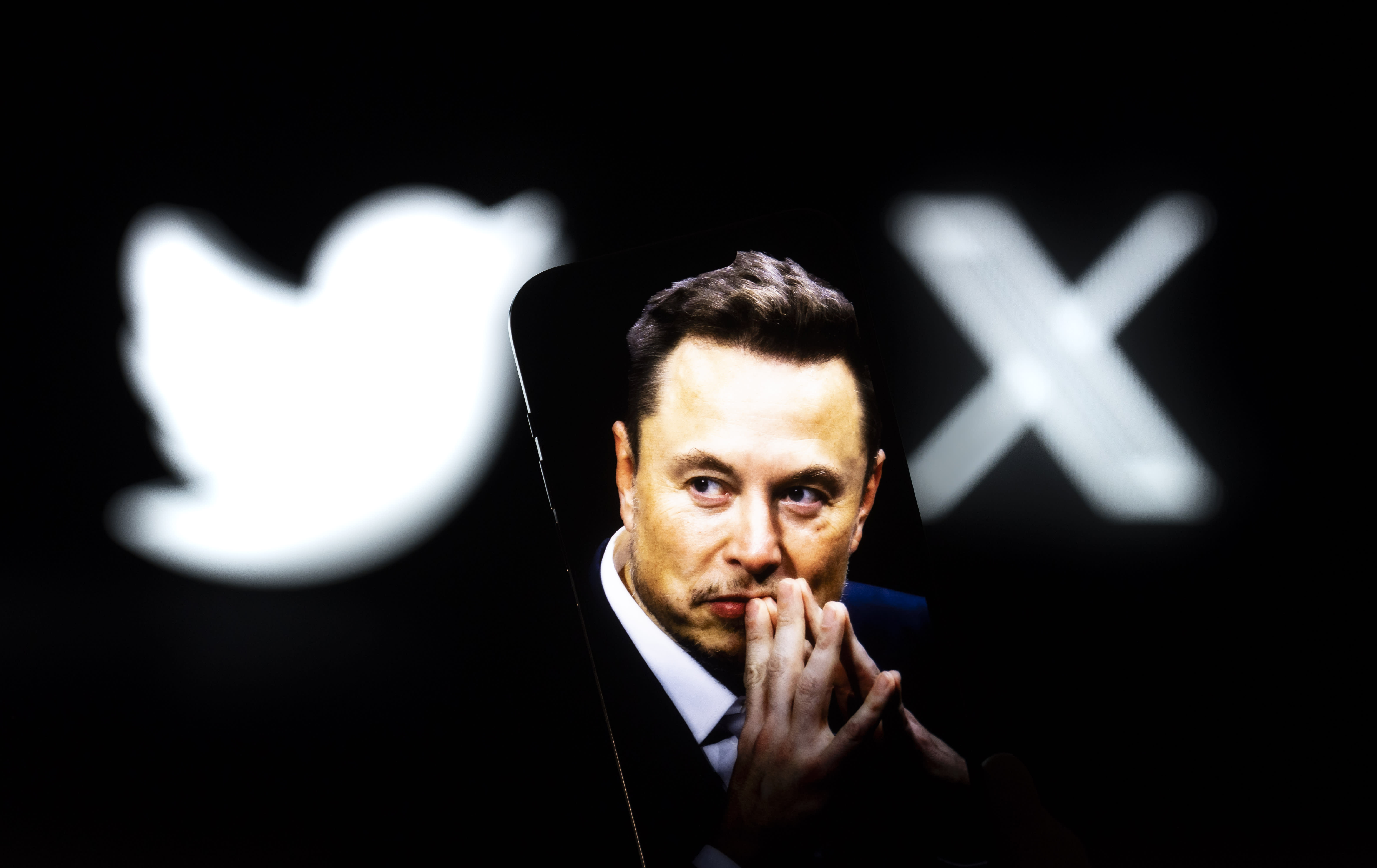 Elon Musk convierte a Twitter en X, o al menos “lo intenta”